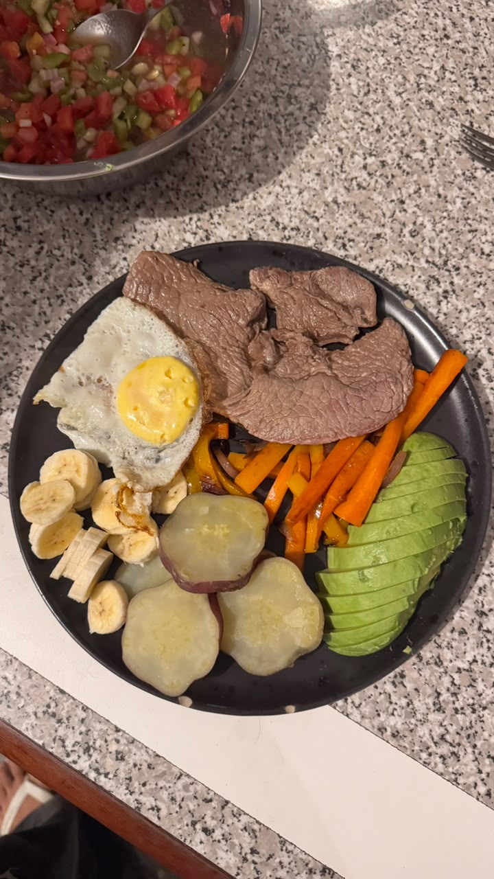 Prato com carne, ovo, cenoura, batata e abacate