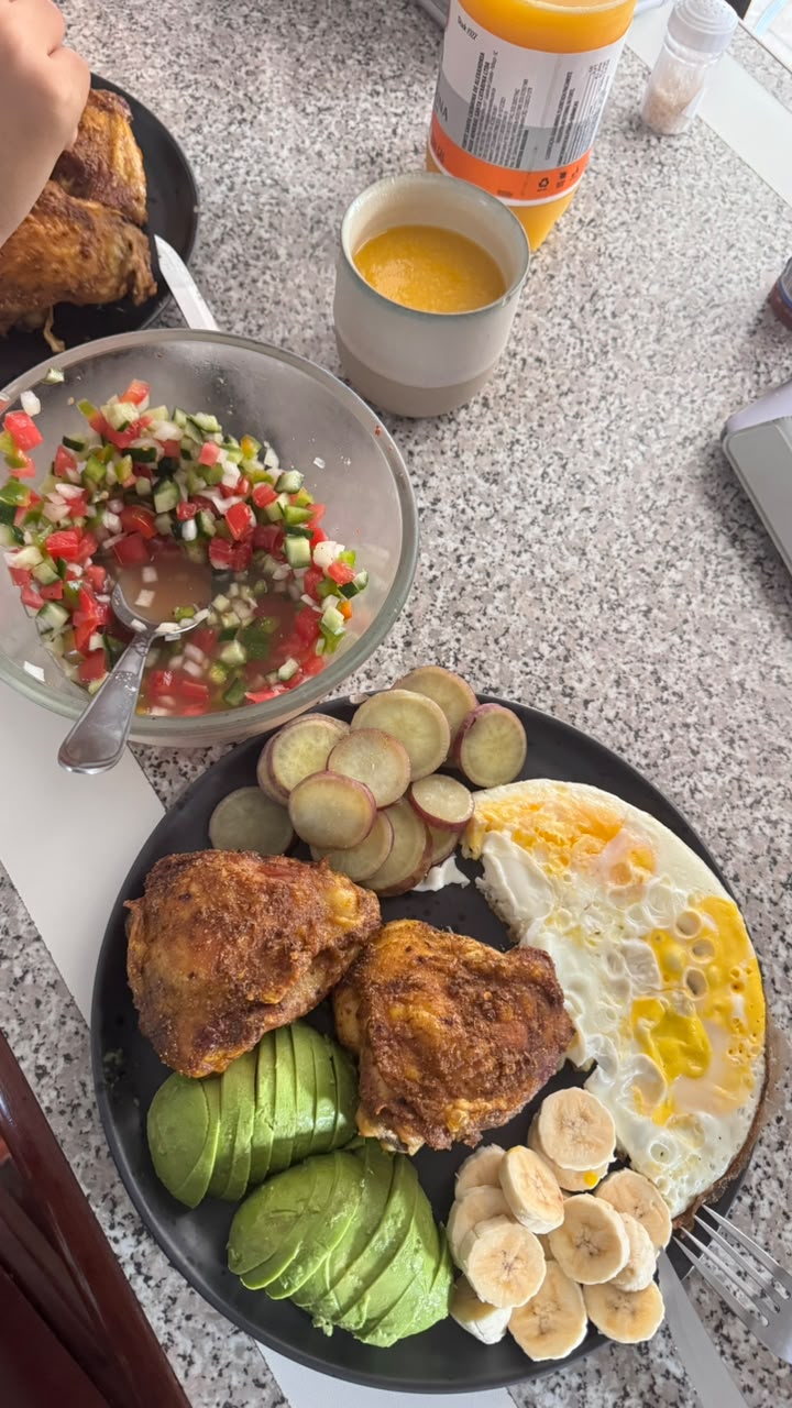 Prato com frango, ovo, batata-doce, abacate e banana