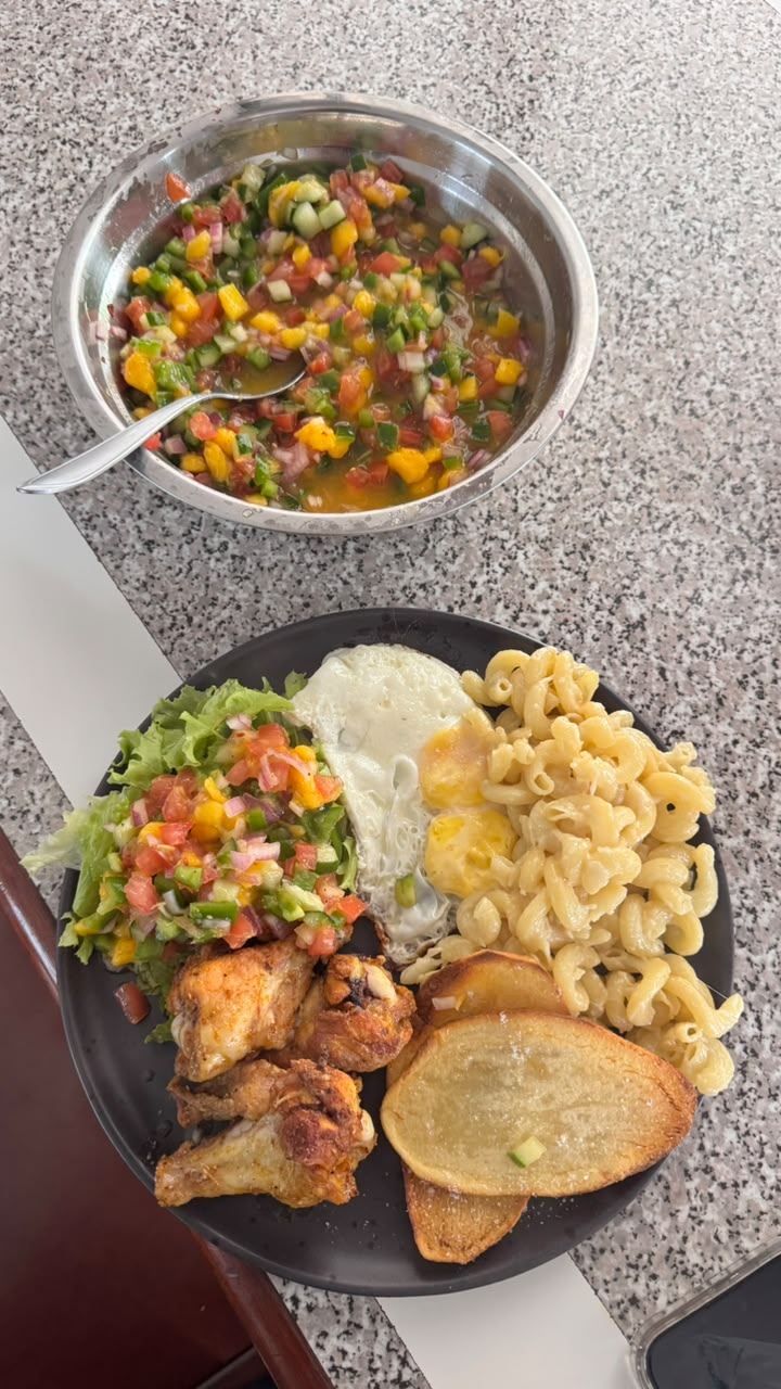 Prato com frango assado, ovo, salada colorida e batata